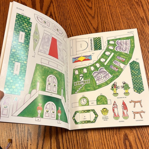 NWT 1980 Emerald City of OZ Cut & Assemble Paper Display Book - Picture 8 of 16